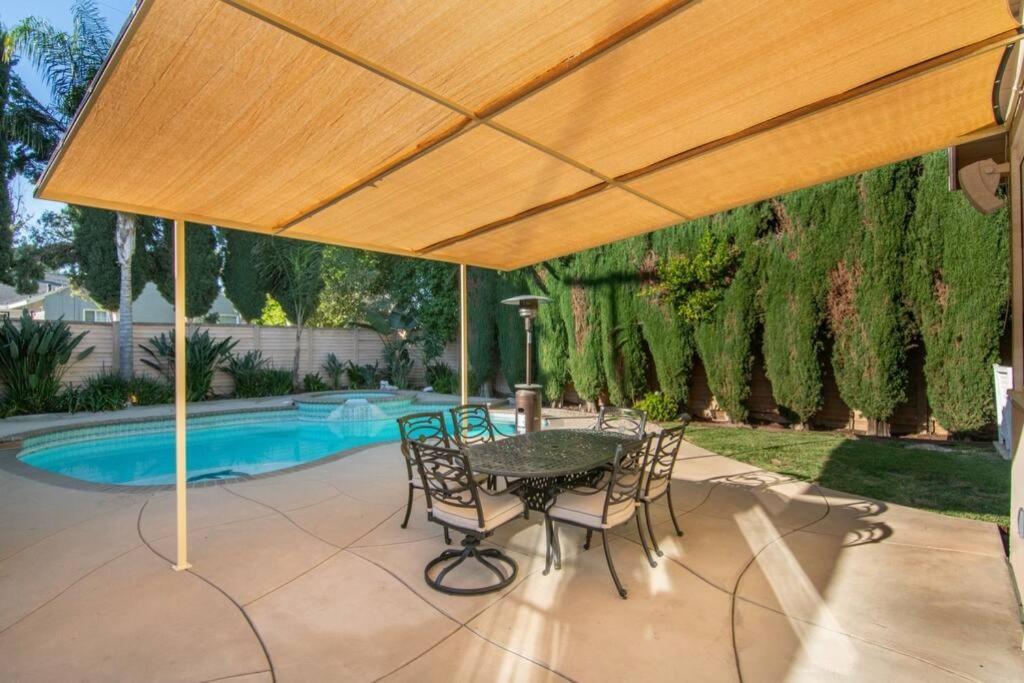 Large Home With Pool + Jacuzzi ลอสแอนเจลิส ภายนอก รูปภาพ
