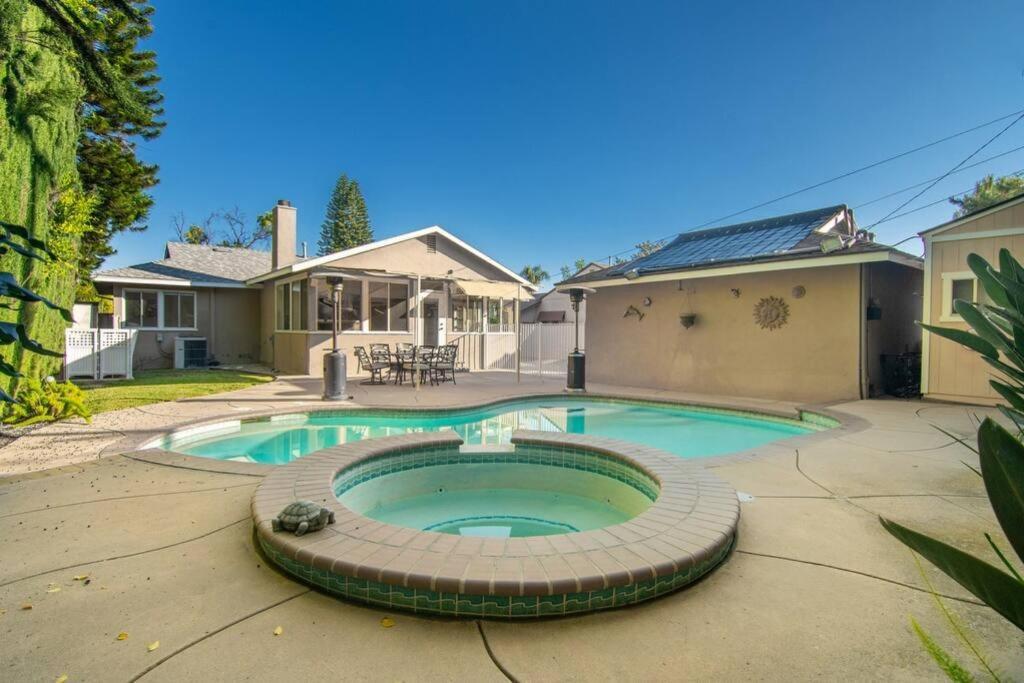 Large Home With Pool + Jacuzzi ลอสแอนเจลิส ภายนอก รูปภาพ