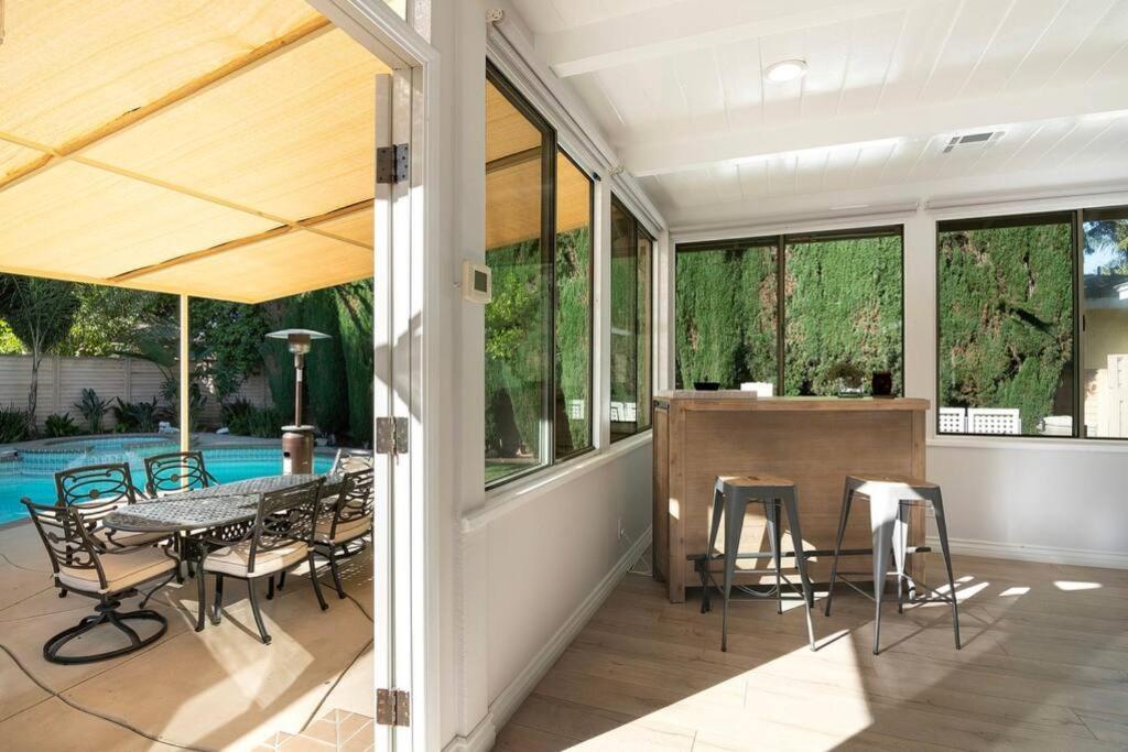 Large Home With Pool + Jacuzzi ลอสแอนเจลิส ภายนอก รูปภาพ