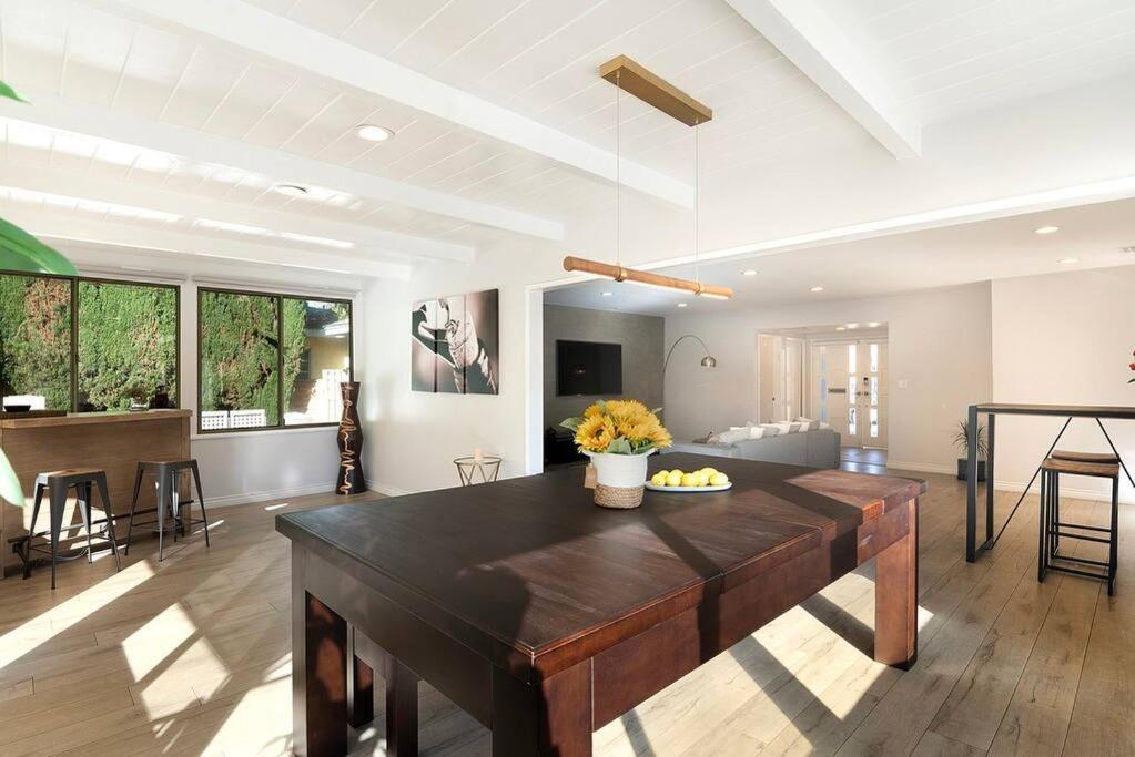 Large Home With Pool + Jacuzzi ลอสแอนเจลิส ภายนอก รูปภาพ
