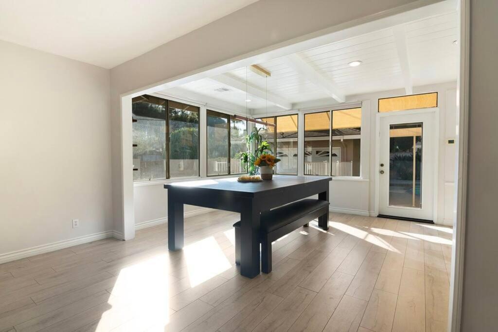 Large Home With Pool + Jacuzzi ลอสแอนเจลิส ภายนอก รูปภาพ