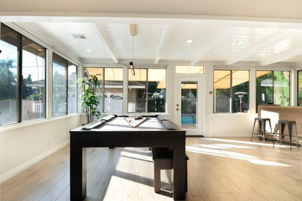 Large Home With Pool + Jacuzzi ลอสแอนเจลิส ภายนอก รูปภาพ