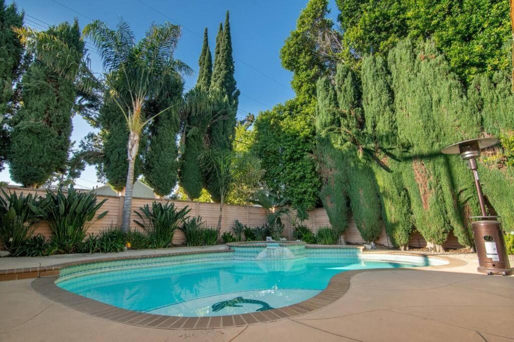 Large Home With Pool + Jacuzzi ลอสแอนเจลิส ภายนอก รูปภาพ