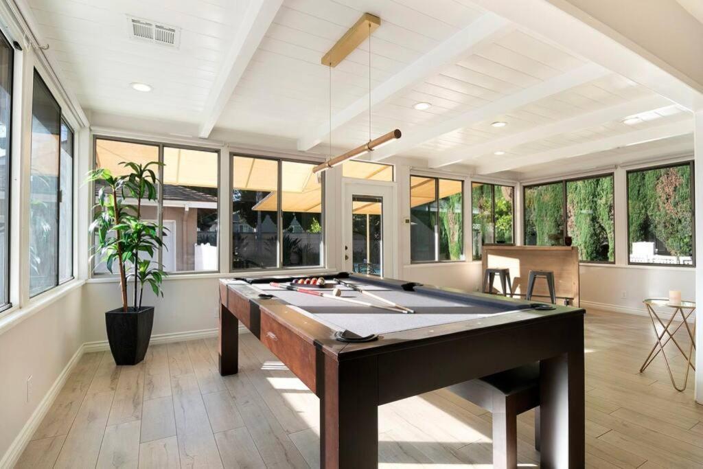 Large Home With Pool + Jacuzzi ลอสแอนเจลิส ภายนอก รูปภาพ
