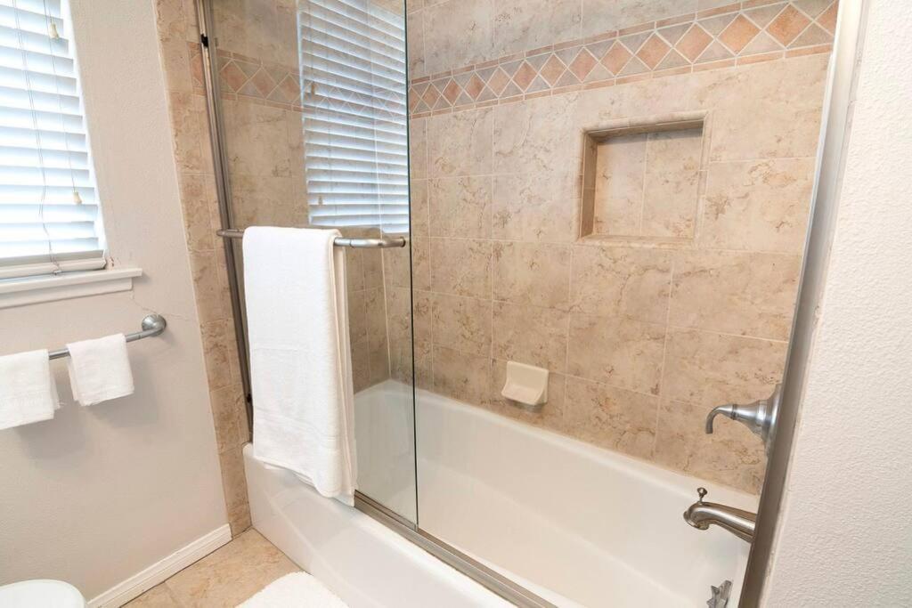 Large Home With Pool + Jacuzzi ลอสแอนเจลิส ภายนอก รูปภาพ