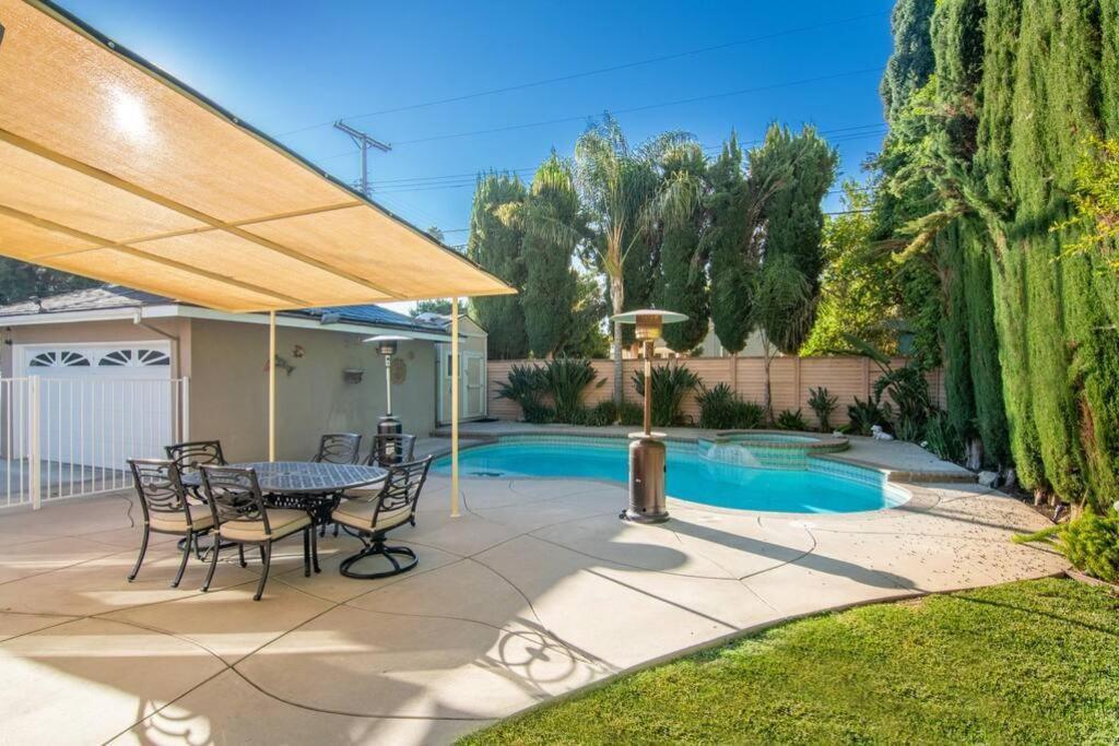 Large Home With Pool + Jacuzzi ลอสแอนเจลิส ภายนอก รูปภาพ